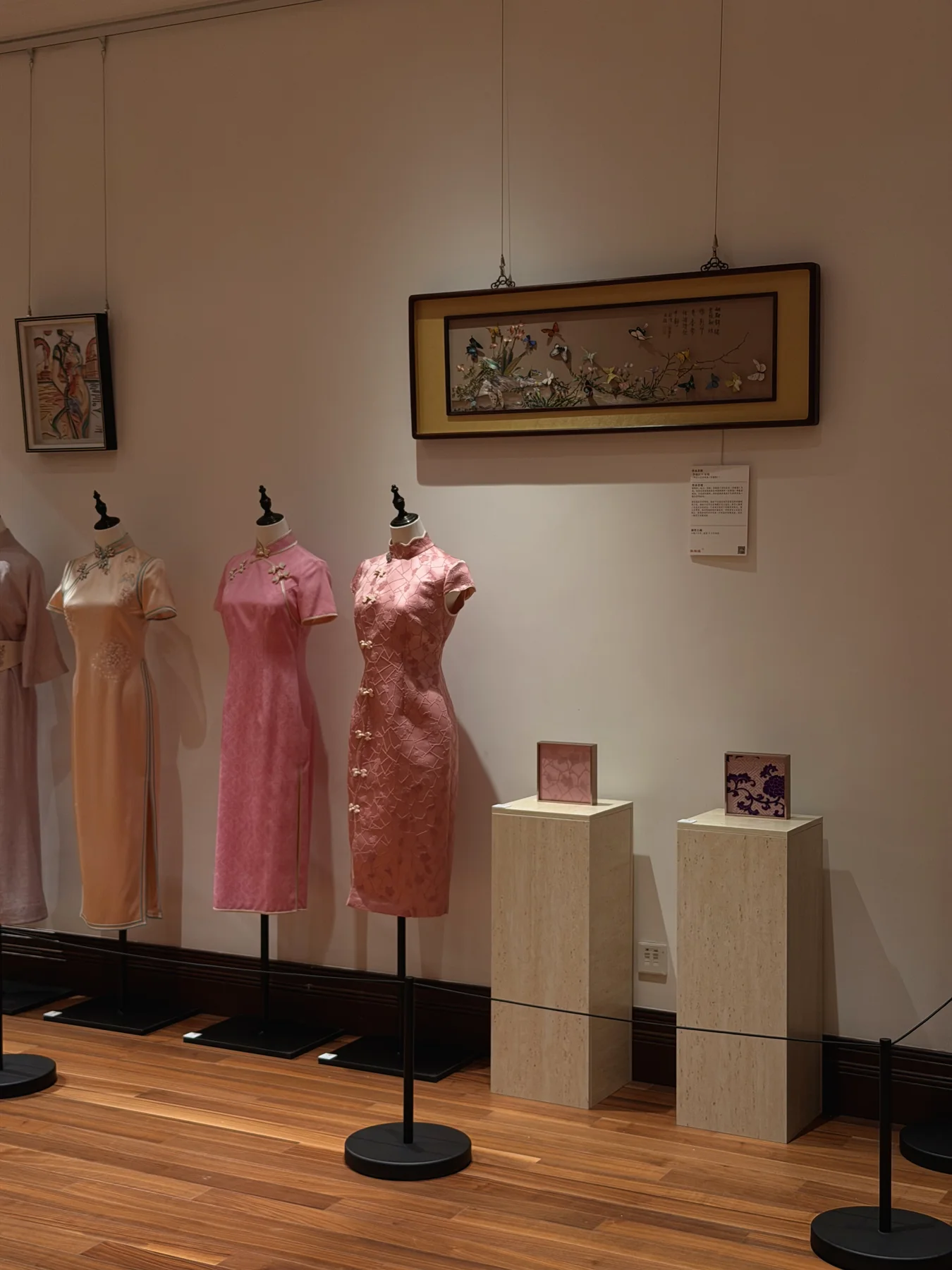 粉色旗袍展陈