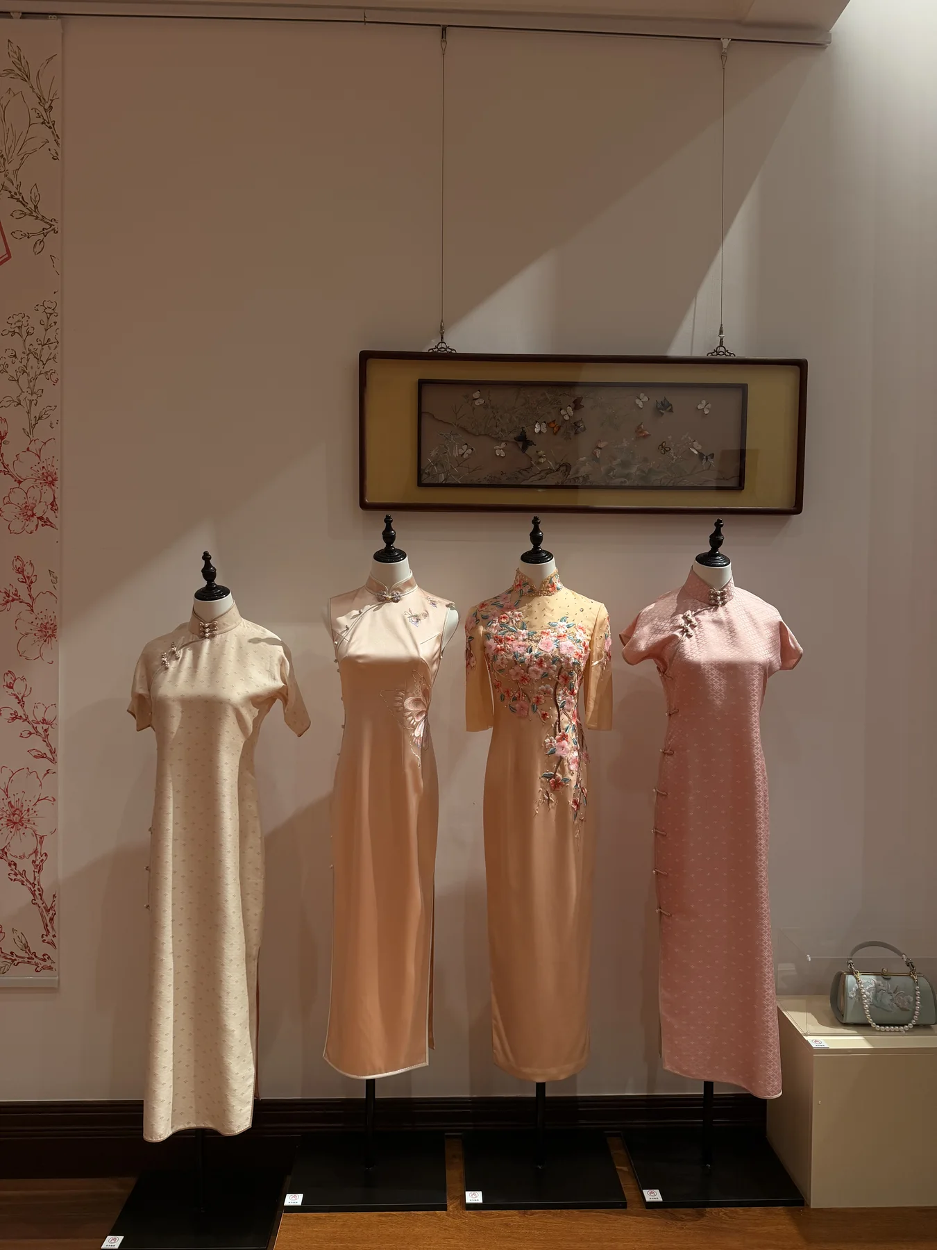 春季浅色旗袍展陈